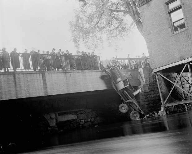 Трагичные и нелепые автомобильные аварии Бостона в 1930-х годах. Фотограф Лесли Джонс