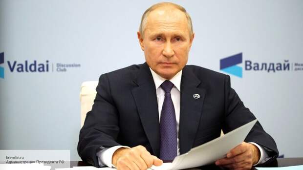 В Сети объяснили манипуляции Путина с папкой