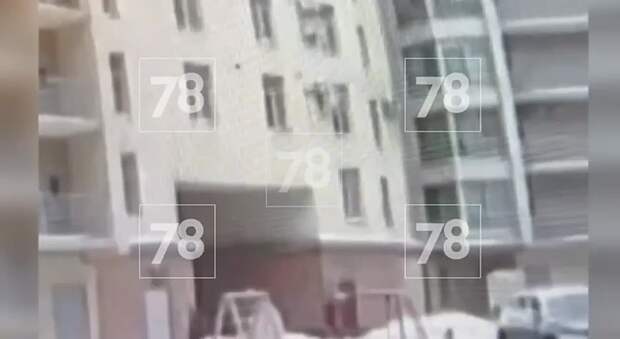 В Петербурге дворник поймал 7-летнего мальчика, выпавшего из окна седьмого этажа