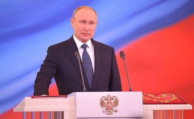 Владимир Путин приносит присягу народу России.