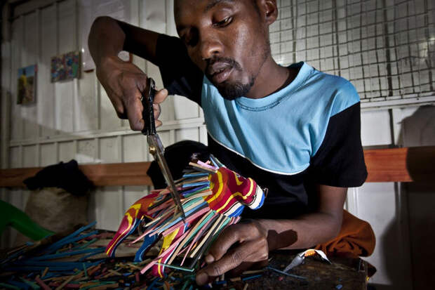 Удивительные африканские игрушки: вторая жизнь изношенных шлепанцев (Кения) 