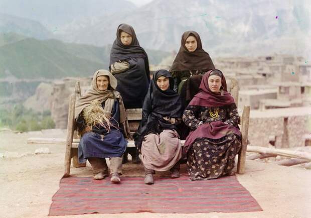 Группа женщин в Дагестане, 1910 год. (Prokudin-Gorskii Collection/LOC) империя., путешествия, цветное фото