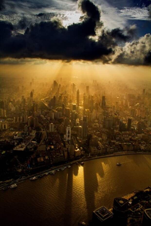 Вид Шанхае с краном над городом.