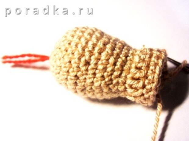 Вязаная змея крючком в шляпе