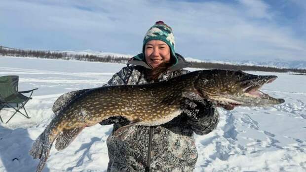 Молодая якутянка выловила в озере огромную щуку "размером с крокодила"