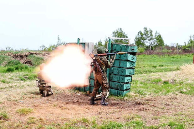 В Приморское крае военнослужащие ВВО осваивают уничтожение боевой техники из противотанковых гранатомётов РПГ-7В