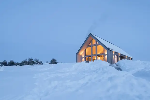 Загородный деревянный дом с террасами в Литве