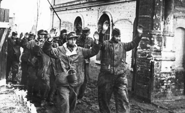 На фото: группа немецких солдат сдается в плен, Никополь, 1944 год.