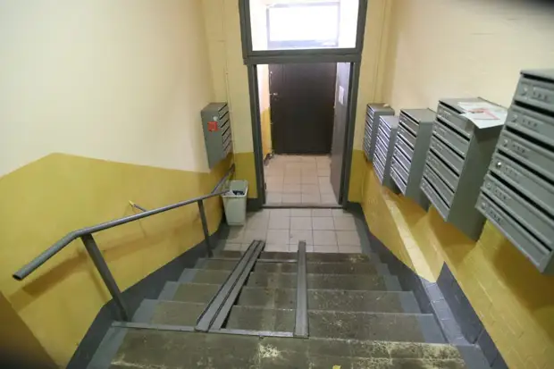 В доме на Декабристов починили дверь