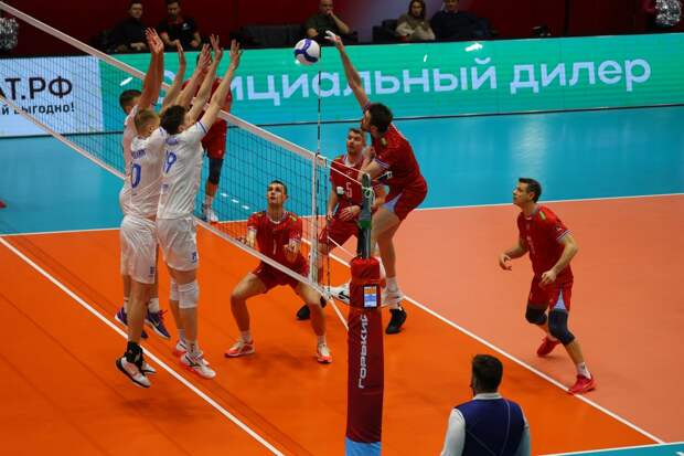 Второе «сухое» поражение в новом году потерпели волейболисты «Горького»