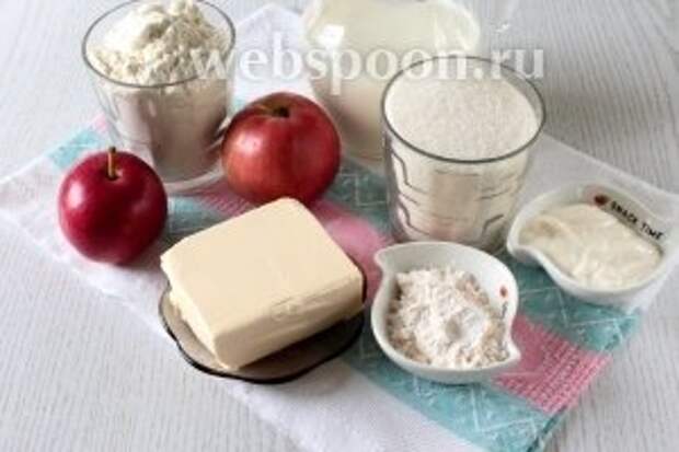 Для приготовления нам понадобятся: яйца куриные, сметана, молоко, маргарин, пудинг (в пачке 37 г), сахар, яблоки, ванилин, мука пшеничная и разрыхлитель.