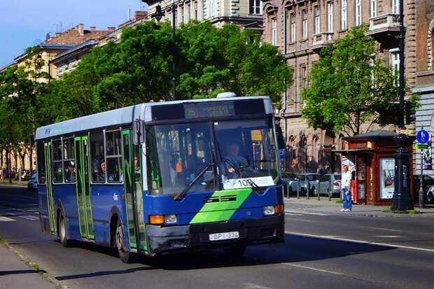 Ikarus-415, перекосившийся на правый бок, на проспекте Андраши автобус, будапешт, венгрия, икарус, общественный транспорт