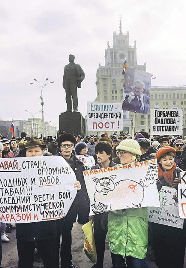 Март 1991-го, митинг сторонников Ельцина в Москве - словно копия сегодняшних митингов белоленточной оппозиции. 