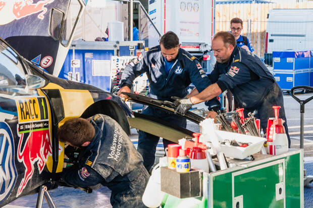 Как механики WRC собирают из одной раллийной машины другую за 75 минут. Фото 15