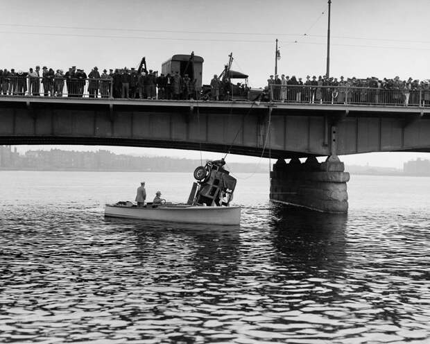 Трагичные и нелепые автомобильные аварии Бостона в 1930-х годах. Фотограф Лесли Джонс