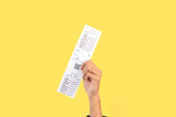 С карты списали в десять раз больше, чем в чеке: почему и что делать