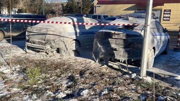 В Дагестане неизвестный мужчина сжег две полицейских машины