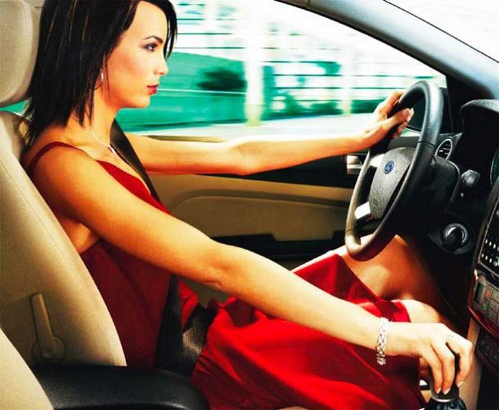 Женщина водит машину
