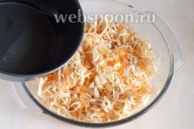 Горячим маслом залейте капусту.