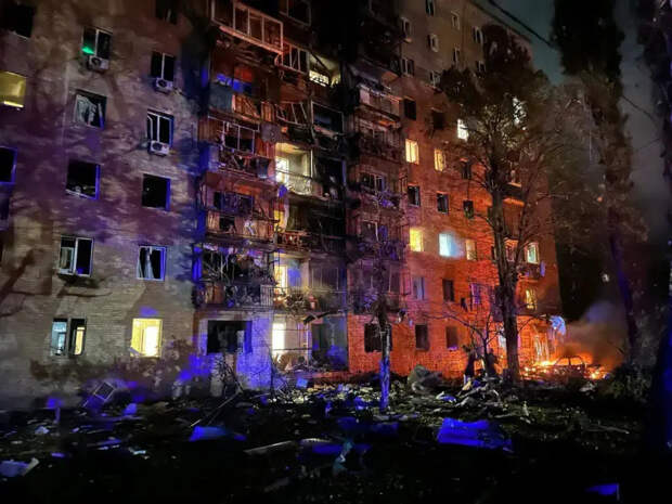 Многоэтажный дом получил повреждения в ходе ракетной атаки на Курск