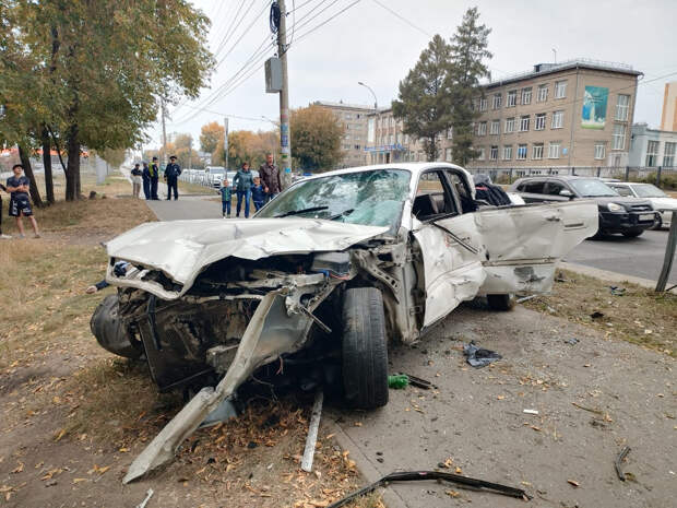 Не справился с управлением и врезался в забор: 19-летний водитель погиб в аварии на Немировича
