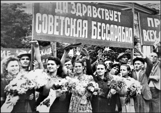на этом фото радостные лица молдаван  приветствуют советскую армию, которая освободила их от румынской оккупации  (изображение взято из открытых источников)