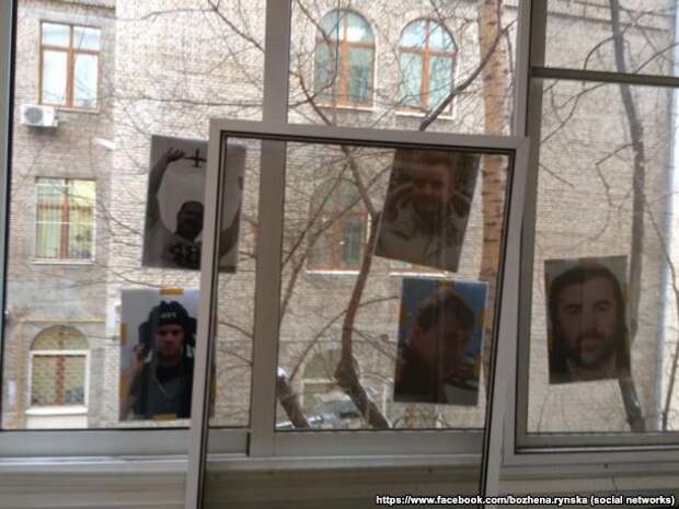 На окна квартиры Божены Рынской и Игоря Малашенко наклеили фотографии погибших сотрудников телекомпании НТВ