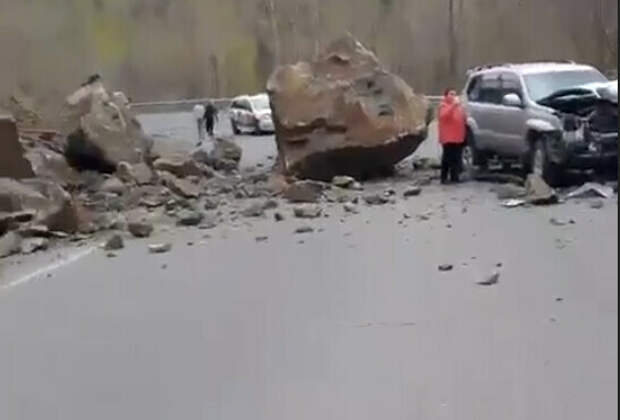 Камнепад на перевале в Приморье повредил несколько автомобилей
