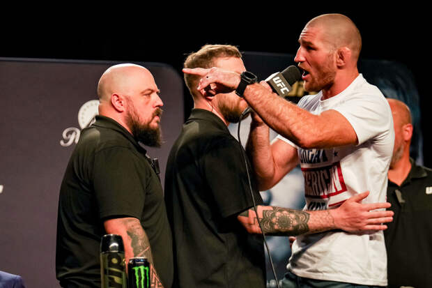 Чимаев ударил ногой Стрикленда во время стердауна перед турниром UFC 328