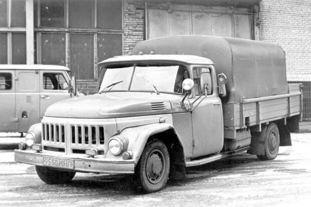 Третий по счету Чебурашка – это шасси 315-сильного ЗИЛ-4104 и стандартная кабина ЗИЛ-131. Получилось все же симпатичнее, чем 113Г. Машина официально называлась ЗИЛ-4305 СССР, авто, грузовик, зил, зис, разработки, топливо, чебурашка