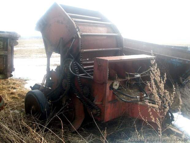 Свалка техники в полях (17 фото)