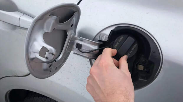 Чем опасно шипение при открытии крышки бензобака, и почему после заправки автомобиль становится динамичнее