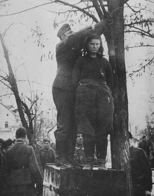 Казнь 17-летней югославской партизанки Лепы Радич под Градишкой в 1943 году. На предложение нацистов раскрыть сообщников в обмен на жизнь, она ответила: «Они сами раскроются, когда будут уничтожены злодеи вроде вас!» Казнь 17-летней югославской партизанки Лепы Радич под Градишкой в 1943 году. На предложение нацистов раскрыть сообщников в обмен на жизнь, она ответила: «Они сами раскроются, когда будут уничтожены злодеи вроде вас!»