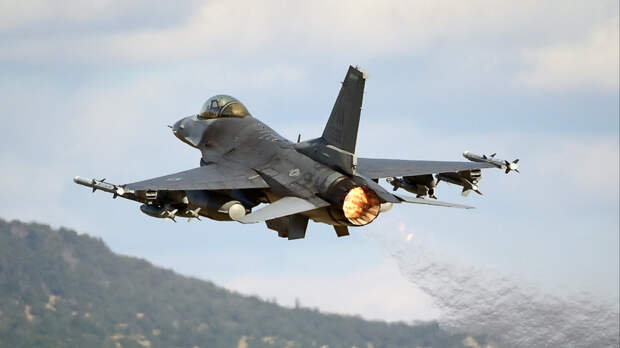 Горящих Abrams им мало: Дания пообещала Украине F-16 в воздухе через месяц