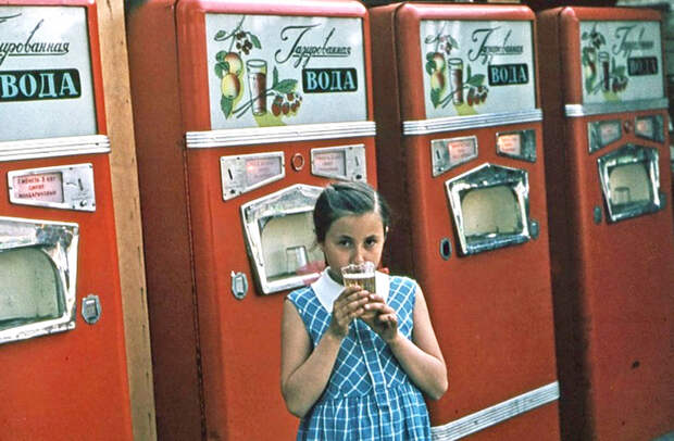 Девочка пьет воду, разлитую автоматом АТ-114