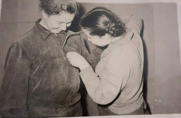 Работницы на заводе, 1956 год. Фото: автора.