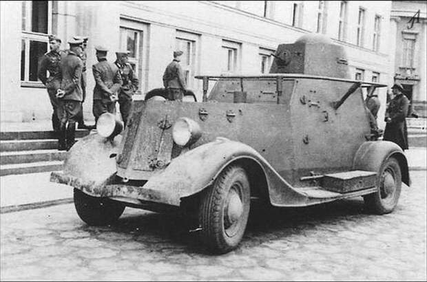 Советский бронеавтомобиль БА-20 возле штаба XIX моторизованного корпуса в Бресте 20.09.1939 г.