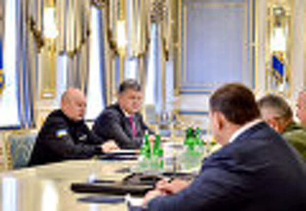 Президент Украины Петр Порошенко во время совещания с руководством силовых структур и МИД. 11 августа 2016