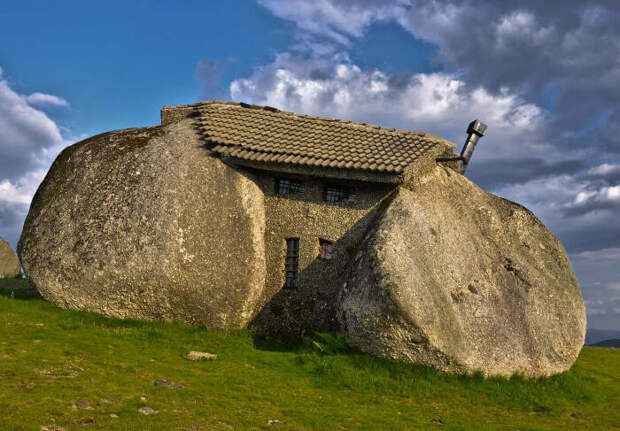 Дом словно врос в валуны. /Фото:mybestplace.com 