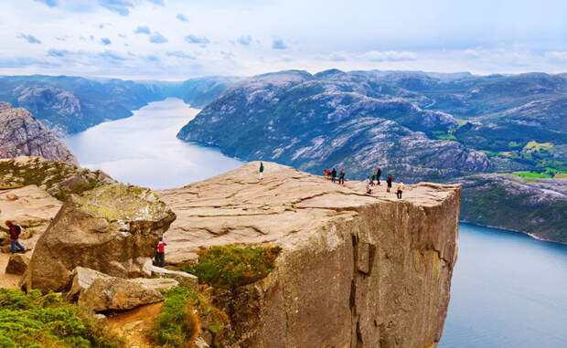 Прекестулен Норвегия На высоте более 600 метров над озерами Рингедалсвантен весь мир кажется лишь смутной иллюзией. С апреля по сентябрь пешеходные тропы открыты для смелых путешественников, а вот зимой сюда лучше не соваться.