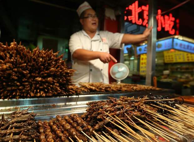 Продажа жареных насекомых на улице Вейфудзин, Пекин. Фото Артем Коротаев/ТАСС