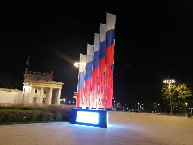 От ботика Петра Первого до воссоединения с южными территориями России: День государственного флага