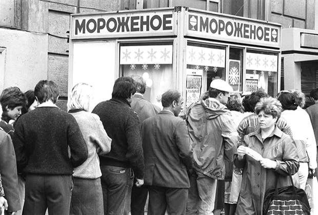 Очередь за мороженым в Москве, 1990 год. Описание из фотохроники ТАСС: «Очереди... наша самая актуальная тема. Они уже приобретают символическое значение для столицы. Но если есть очереди — значит, есть товар. Но где-то очередей совсем не бывает, поскольку купить нечего». 