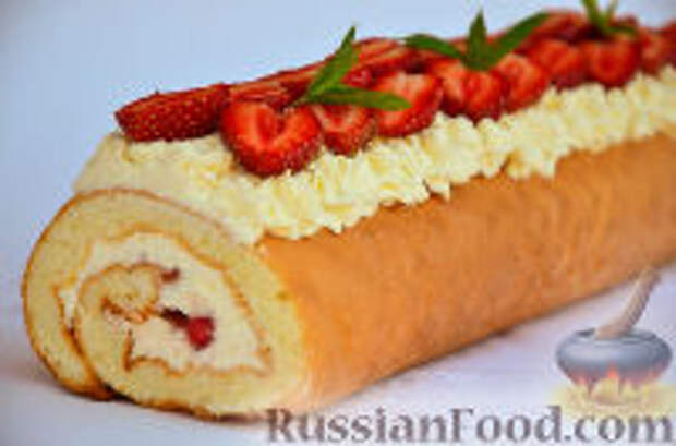 Фото к рецепту: Бисквитный рулет с клубникой и творожным кремом Фото к рецепту: Бисквитный рулет с клубникой и творожным кремом