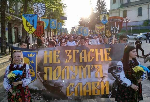 Один из маршей в честь дивизии СС «Галичина» во Львове. Обыденность…
