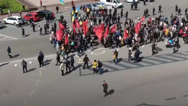 Полиция Житомира срезала георгиевские ленты с портретов ветеранов ВОВ - освободителей города от нацистов