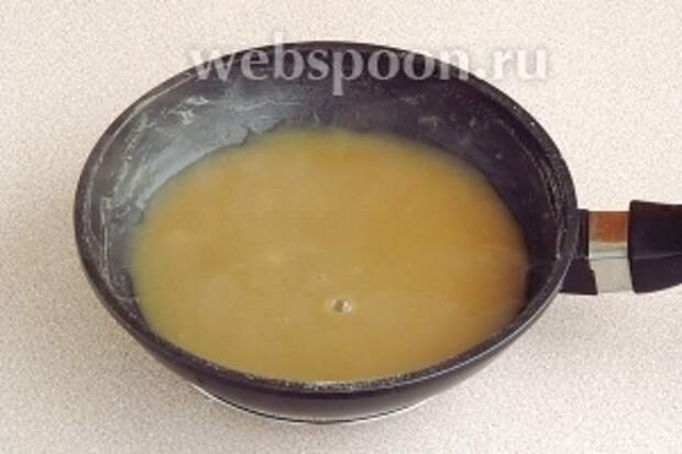 Горячую мучную пассеровку развести в несколько приёмов небольшим количеством грибного отвара и вымешать до получения однородной массы, а затем довести её до кипения.