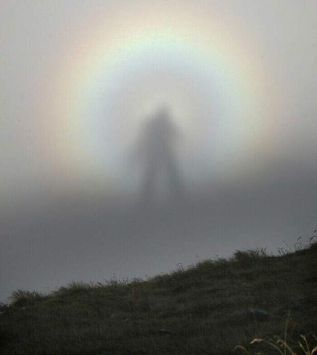 1. Редкое оптическое явление, "Брокенский призрак", возникает, когда человек стоит на большой высоте в горах и видит свою тень, отброшенную на облако на более низкой высоте