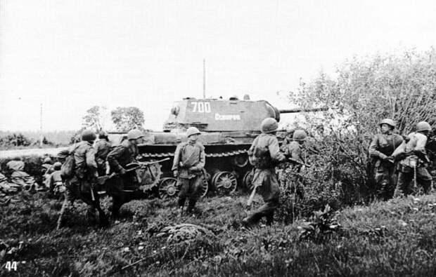 Тяжелый танк КВ-1 'Суворов' из состава 260-го отд. тпп поддерживает действия своей пехоты. Ленинградский фронт, Карельский перешеек, июнь 1944 г. 