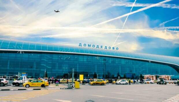 В московском аэропорту устроили флешмоб в честь воссоединения Крыма с Россией